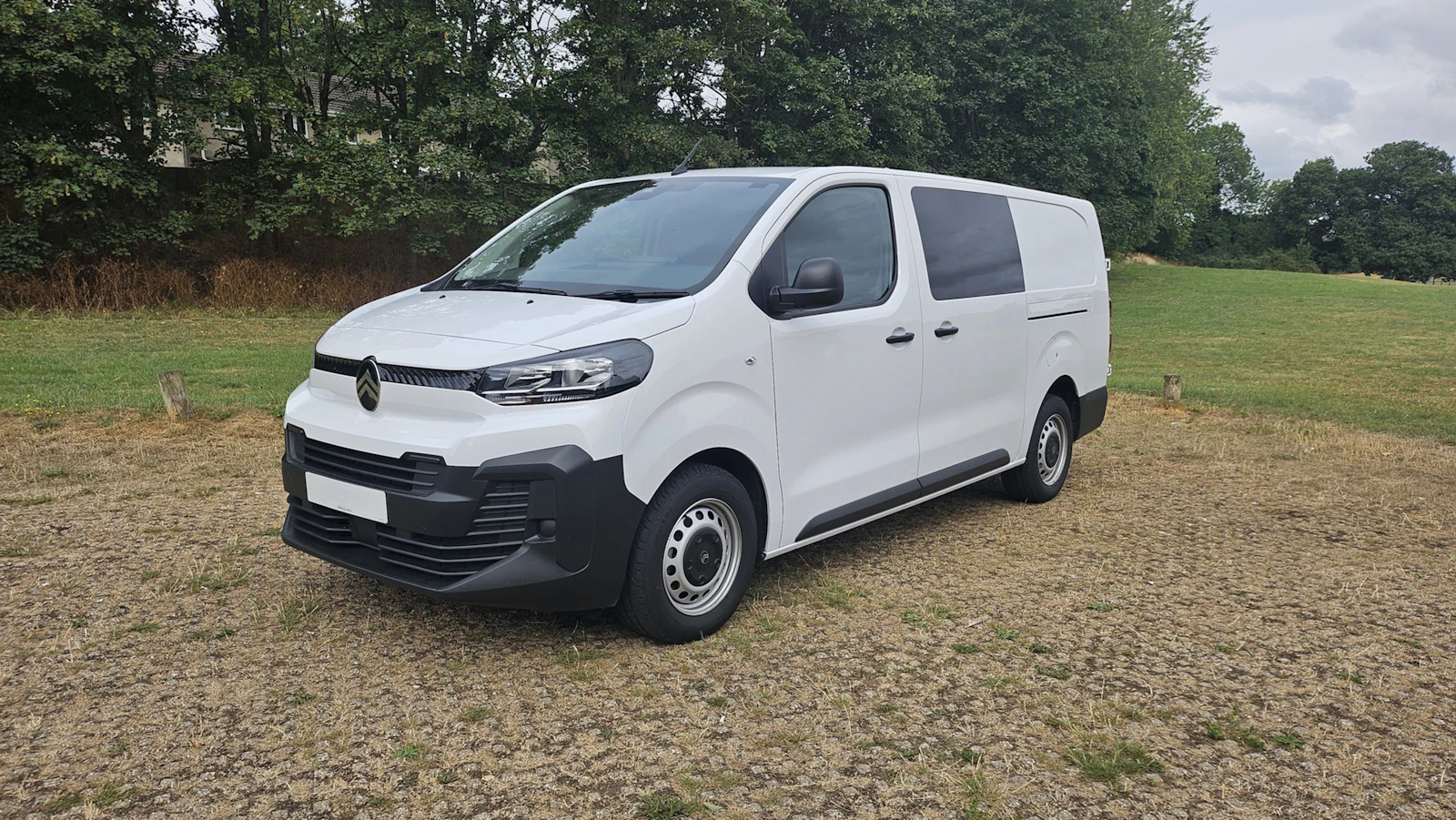 Van de carga branca estacionada